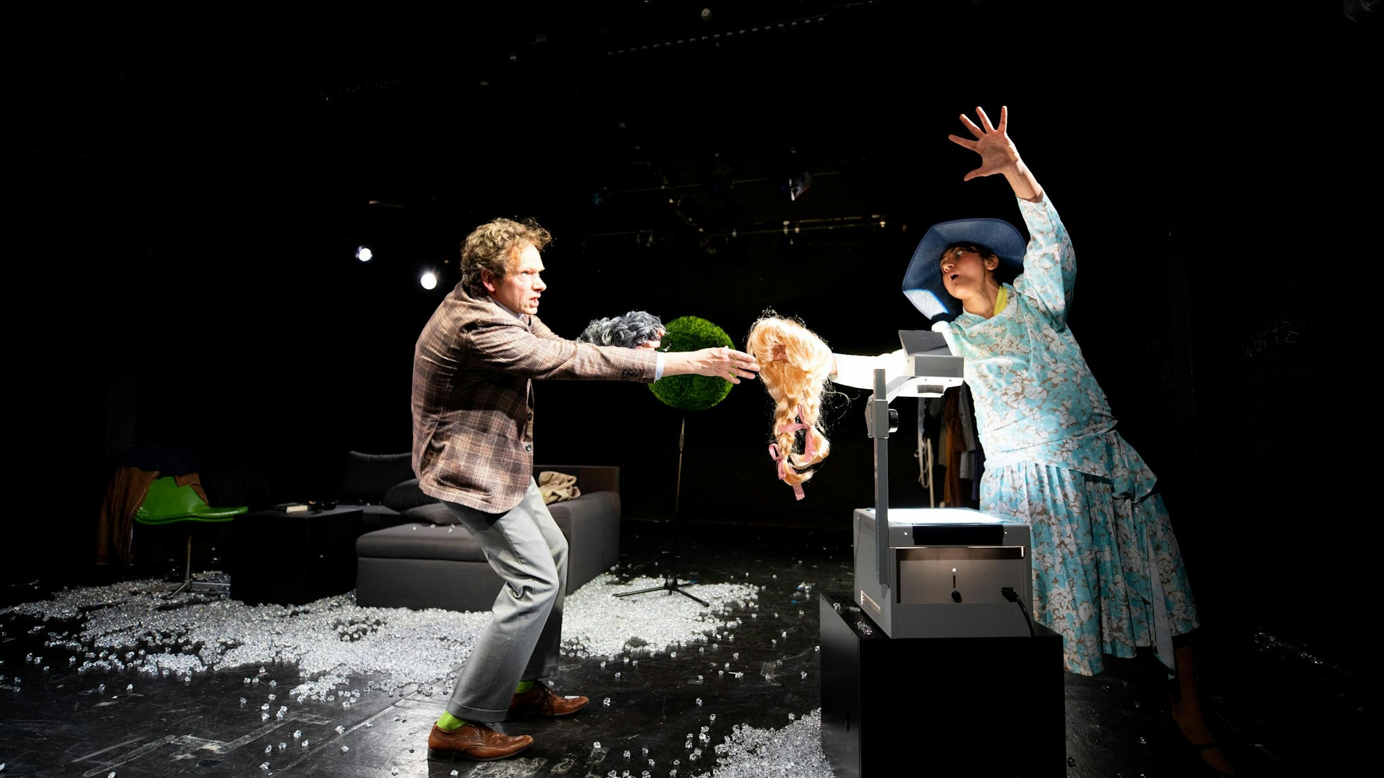 Zwei Schauspieler bei einer Szene aus dem Stück „Madonnas letzter Traum“ auf der Bühne des Theaters am Bauturm.