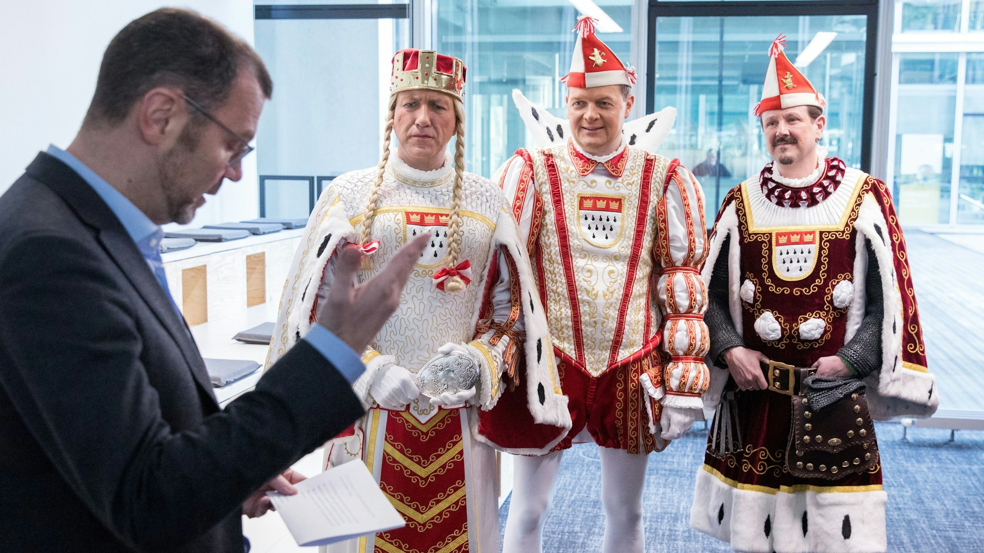 Das designierte Kölner Dreigestirn der Session 2023: Prinz Boris I. (Boris Müller), Bauer Marco (Marco Schneefeld) und Jungfrau Agrippina (André Fahnenbruck) in den Redaktionsräumen mit Chefredakteur Carsten Fiedler.