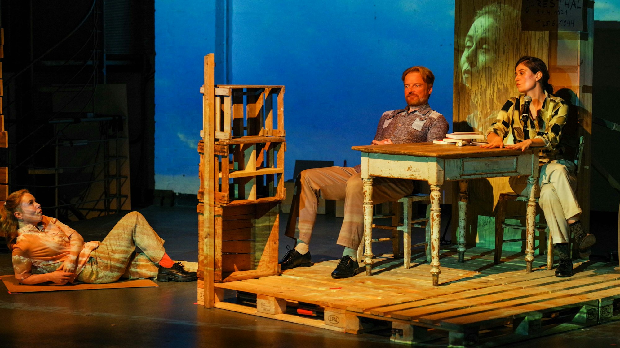 Drei Schauspieler sind auf der Bühne bei einer Szene aus dem Stück „Annette, ein Heldinnenepos“ im Freien Werkstatt Theater.