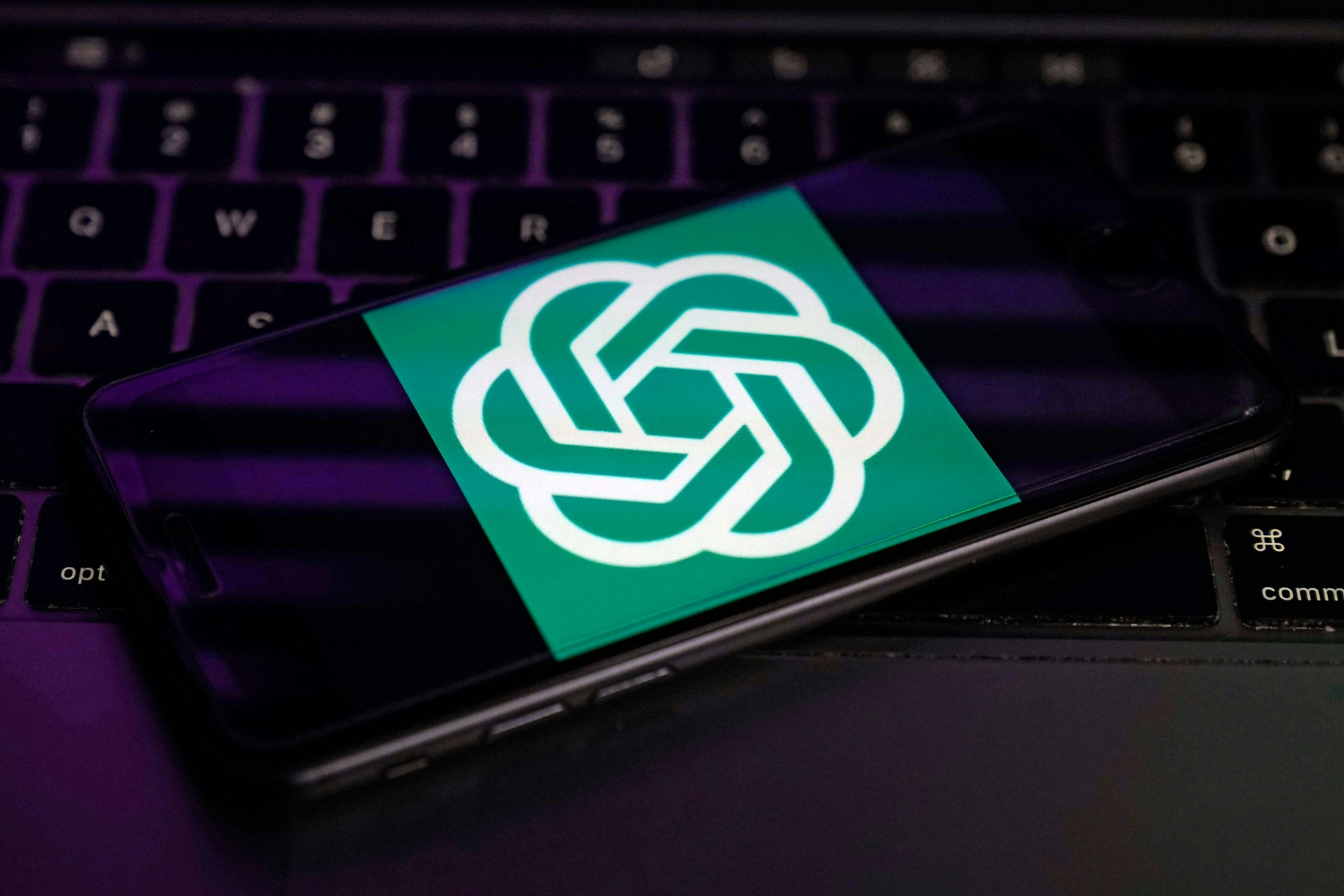Das Logo von OpenAI, dem Hersteller von ChatGPT, wird auf dem Bildschirm eines Smartphones angezeigt