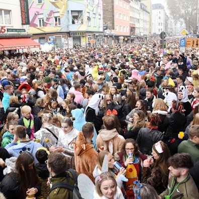 Unter anderem auf der Zülpicher Straße wird der Sessionsauftakt am 11.11. gefeiert.