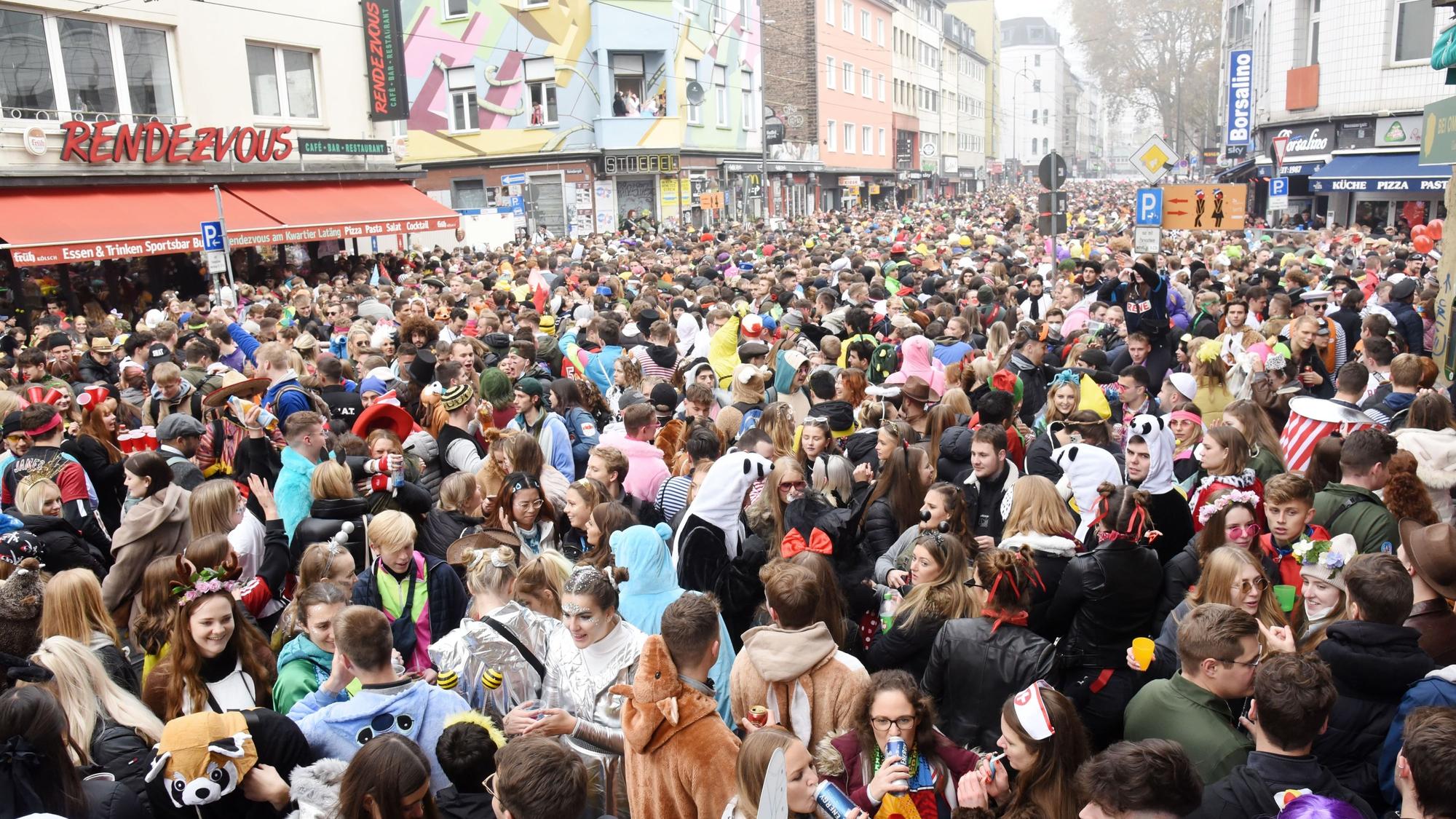 Unter anderem auf der Zülpicher Straße wird der Sessionsauftakt am 11.11. gefeiert.