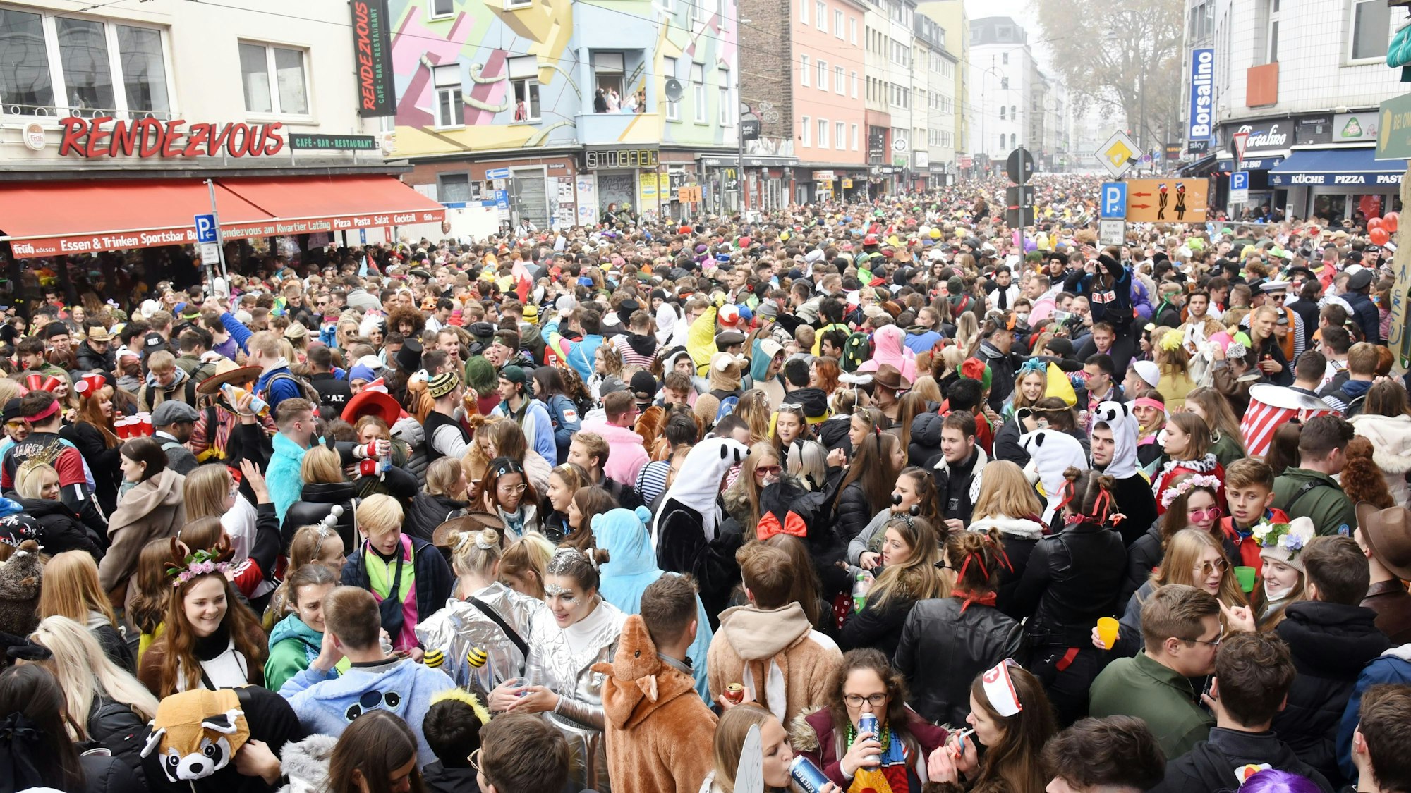 Unter anderem auf der Zülpicher Straße wird der Sessionsauftakt am 11.11. gefeiert.