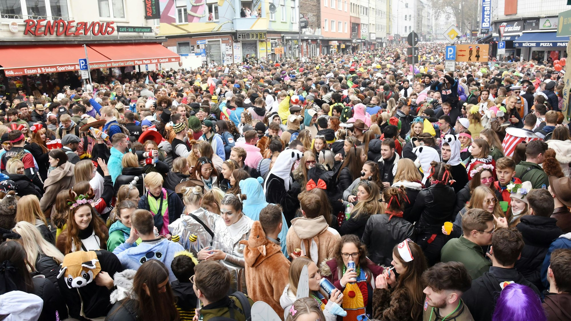 11.11.2021 Köln Elfter im Elften auf der Zülpicher Straße.