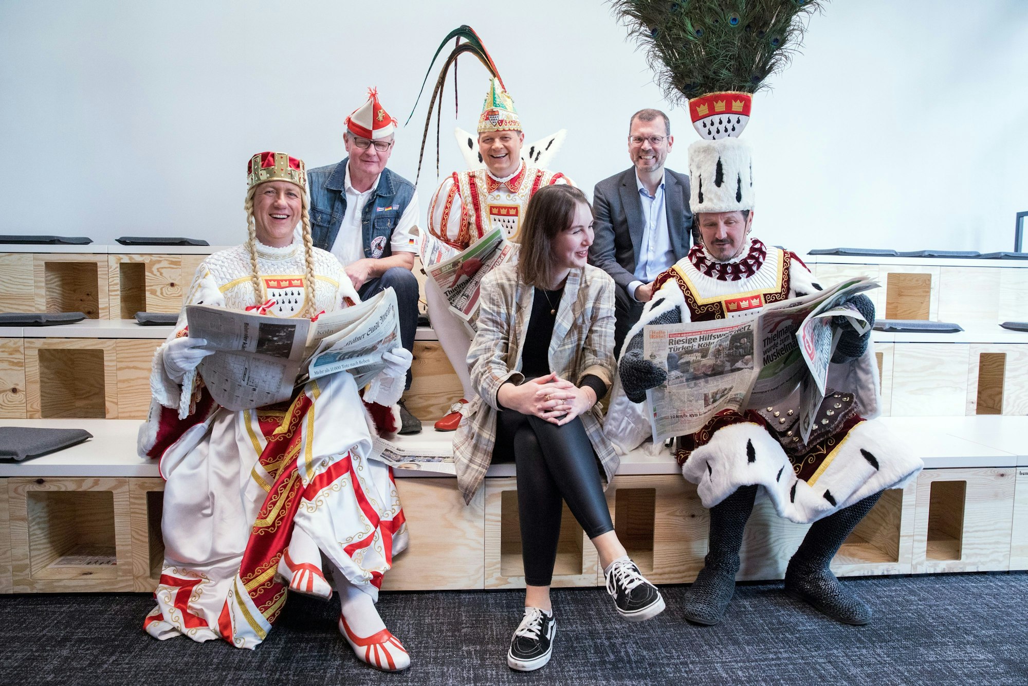 Das Kölner Dreigestirn besucht den DuMont-Verlag mit den Redaktionen von Kölner Stadt-Anzeiger und Express und blättert durch die Zeitungen.