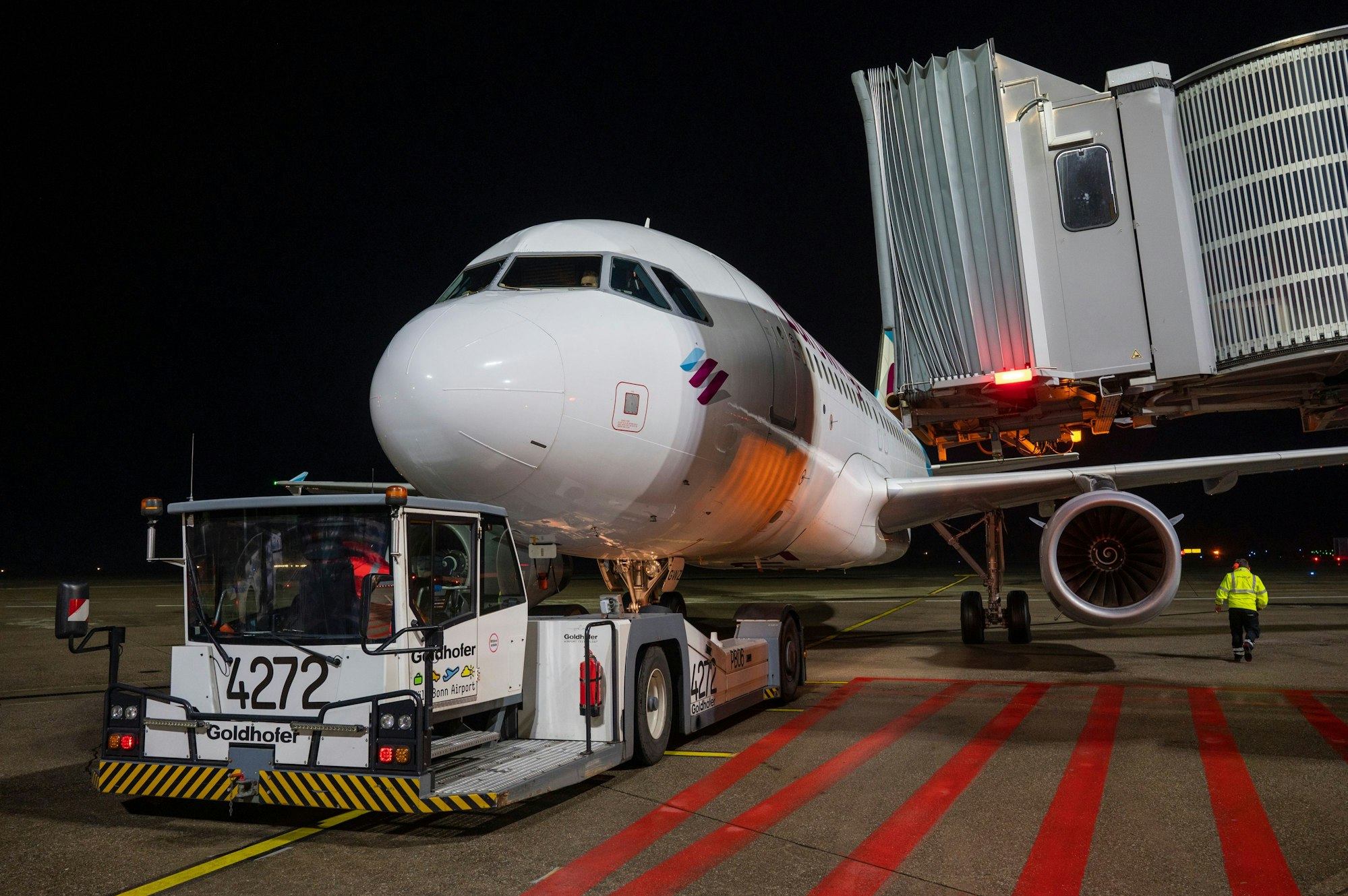 Kurz vor dem Start wird die Gangway eingefahren, das Pushback-Fahrzeug setzt das Flugzeug etwas nach hinten.