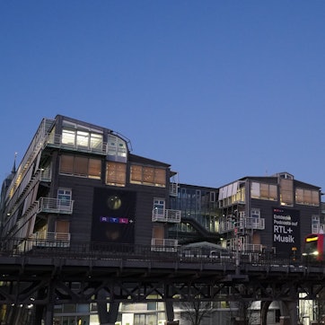 Blick auf das Verlagsgebäude von RTL Deutschland am Baumwall im Hamburger Hafen.