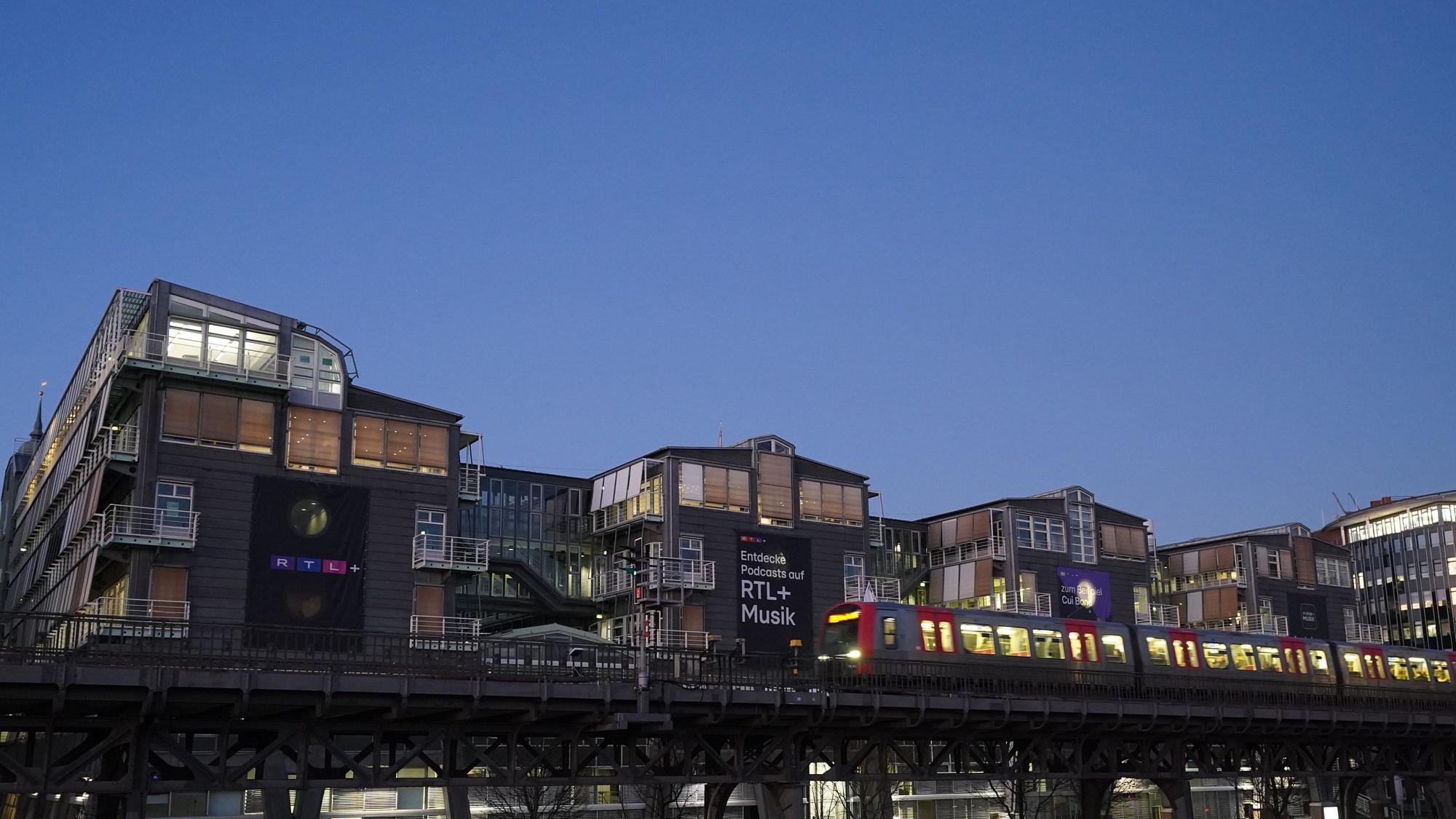 Blick auf das Verlagsgebäude von RTL Deutschland am Baumwall im Hamburger Hafen.