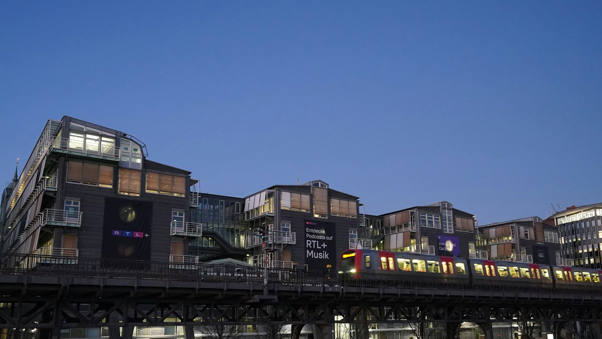 Blick auf das Verlagsgebäude von RTL Deutschland am Baumwall im Hamburger Hafen.