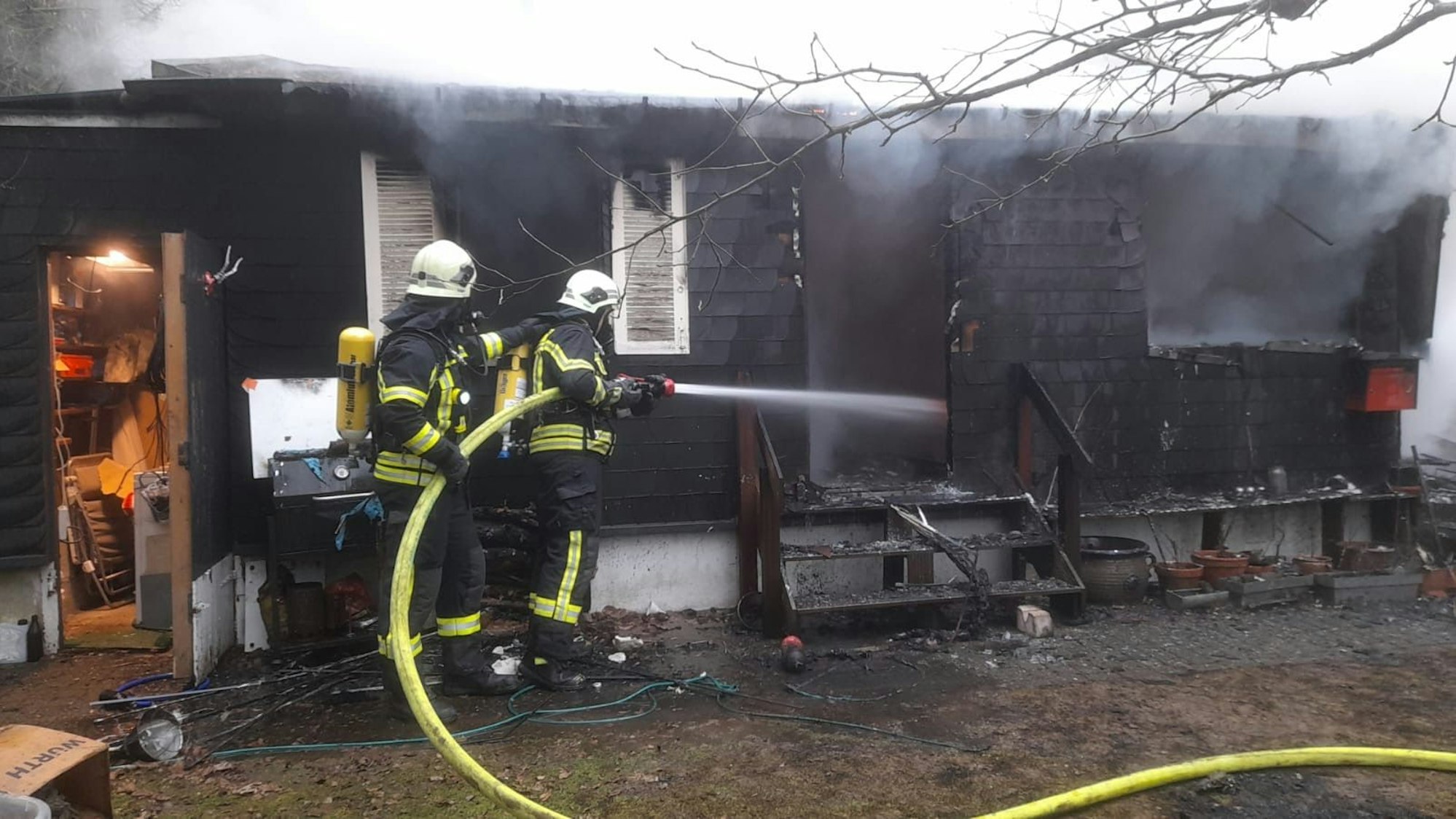 Der Bungalow, der sich direkt am Siegdamm befindet, stand in Vollbrand.