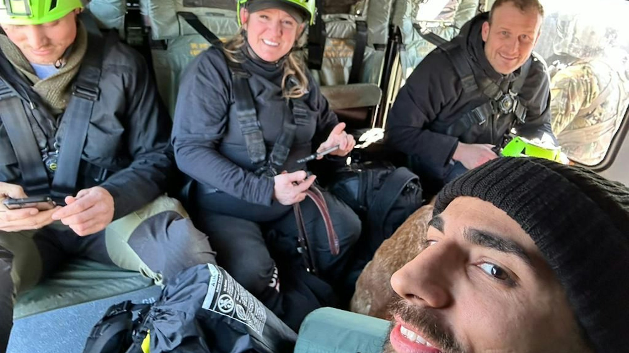 Murat S. sitzt im Helikopter mit den amerikanischen Helfern.