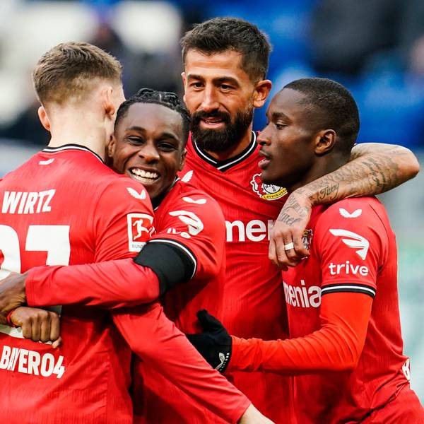 Leverkusens Torschütze Moussa Diaby (r.) jubelt mit Mannschaftskollegen über das Tor zum 0:2.