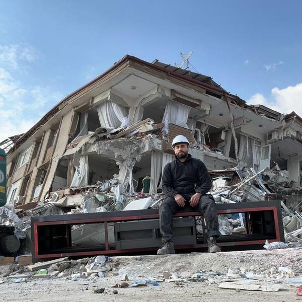Murat in Hatay vor einem eingestürzten Haus.