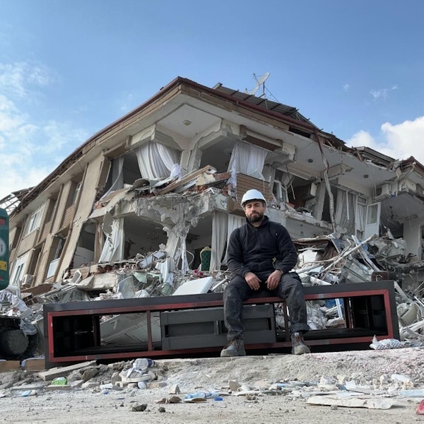 Murat in Hatay vor einem eingestürzten Haus.