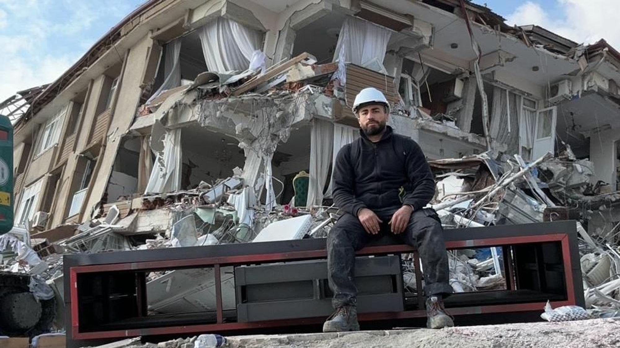Murat in Hatay vor einem eingestürzten Haus.