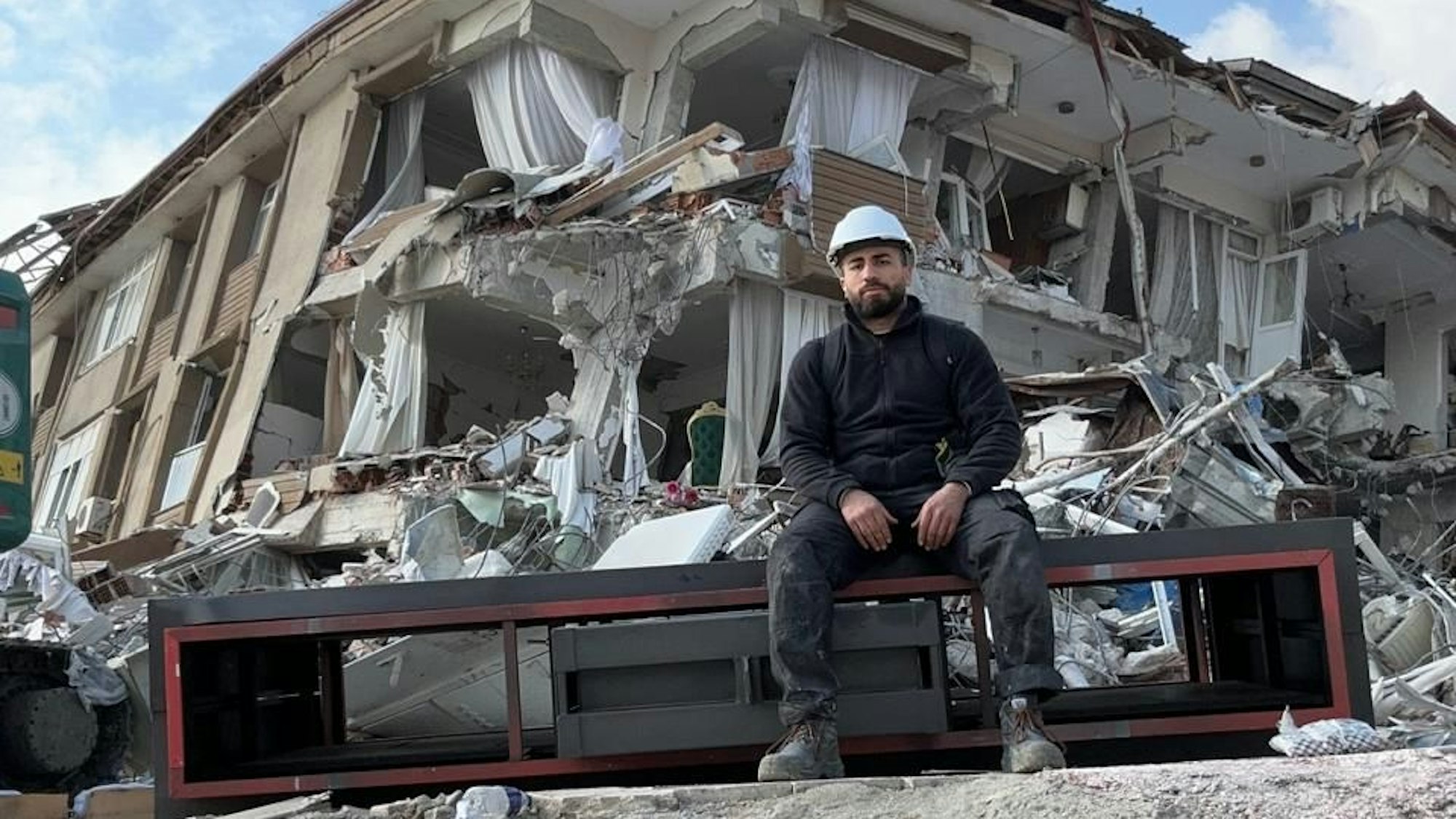 Murat in Hatay vor einem eingestürzten Haus.