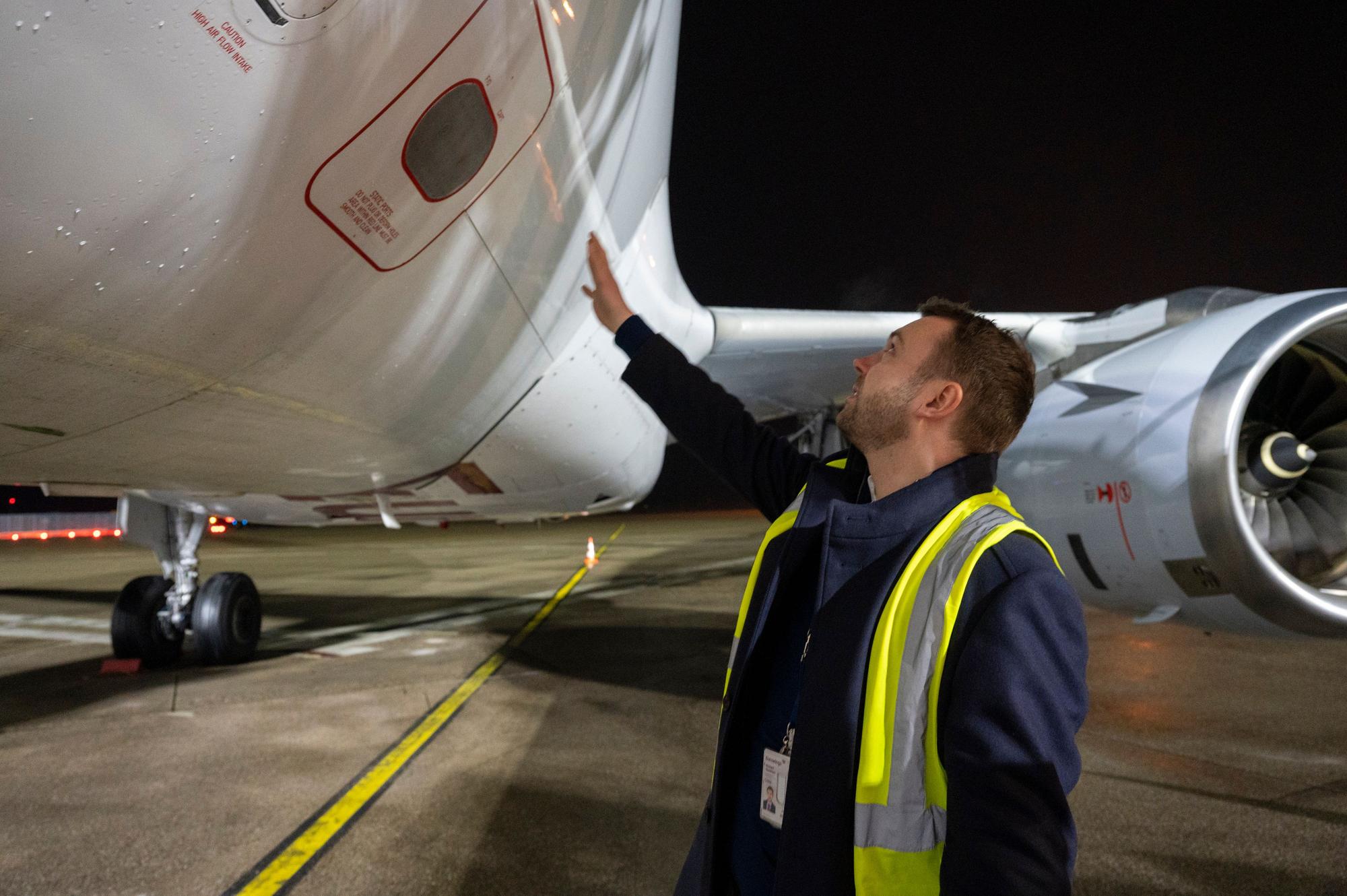 Ground Pilot Richard Needham überprüft die Maschine.