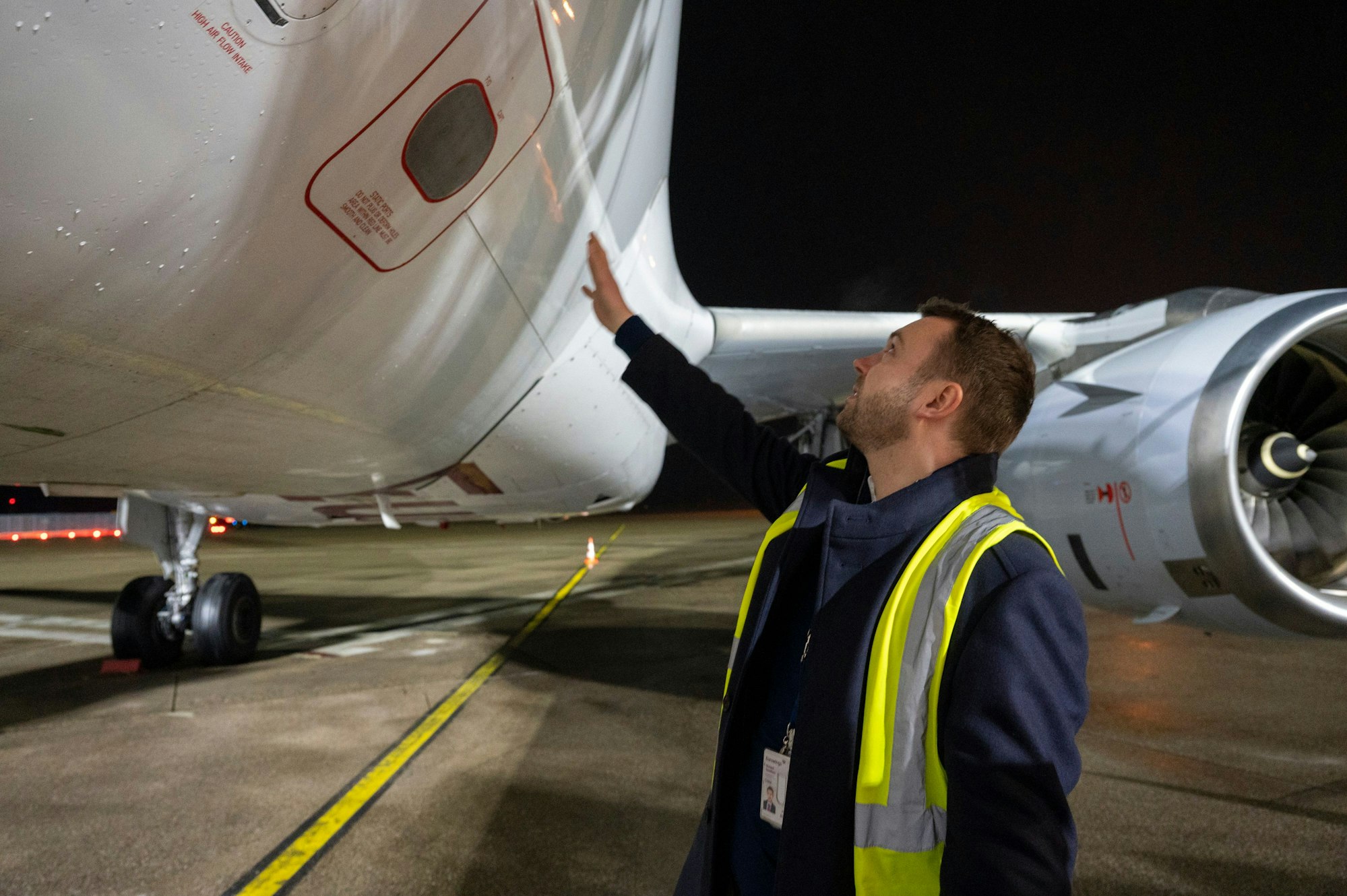 Ground Pilot Richard Needham überprüft die Maschine.