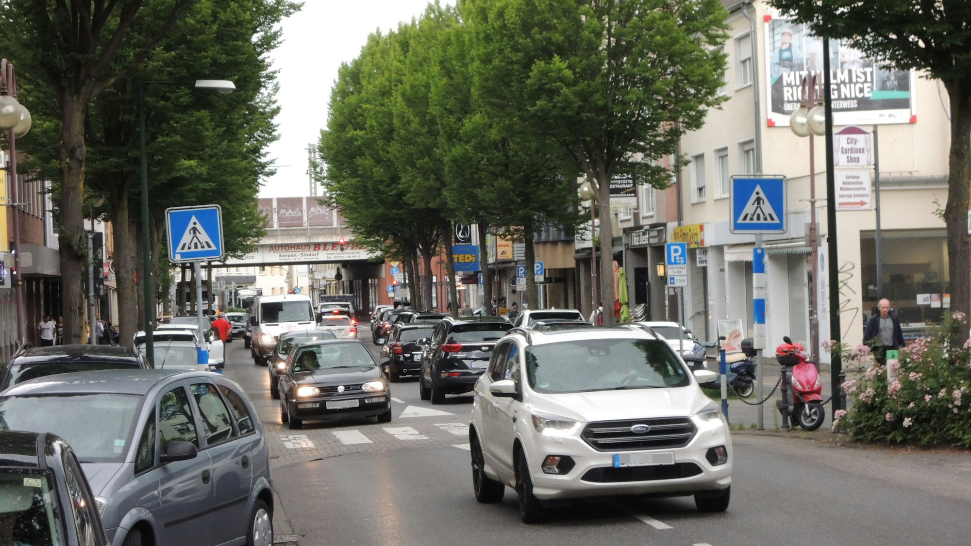 Die Horremer Straße in Kerpen-Horrem.