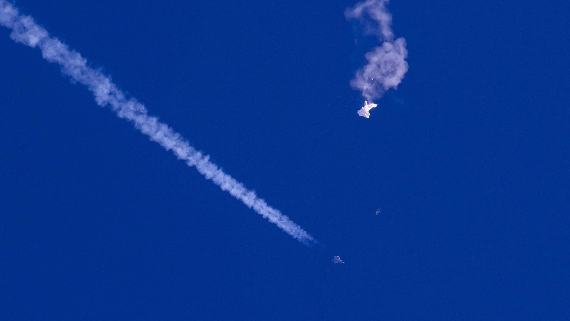 Der chinesische Spionageballon kurz nach dem Abschuss durch einen F22-Kampfjet der US-Armee.