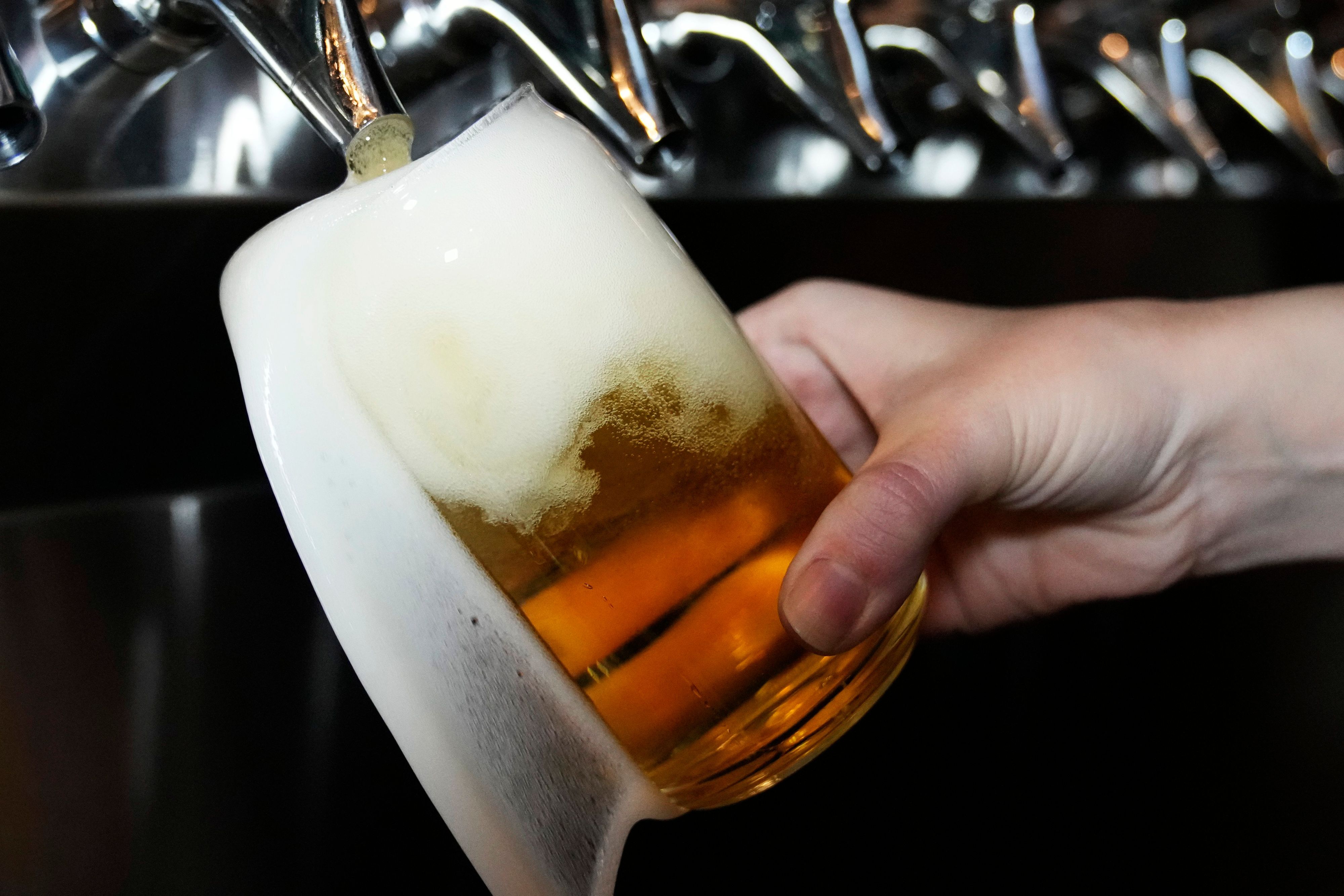 Bierglas an Zapfhahn