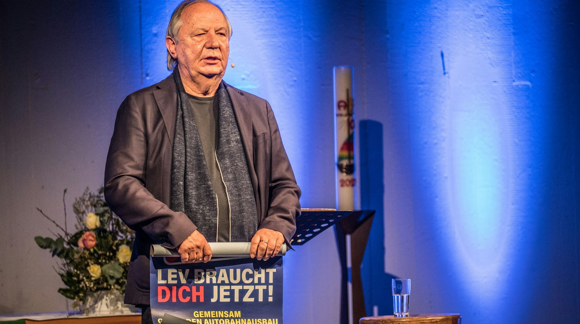 Friedenskirche Waldsiedlung: Wilfried Scmickler mit einem Plakat: Lev braucht dich jetzt. Foto: Ralf Krieger