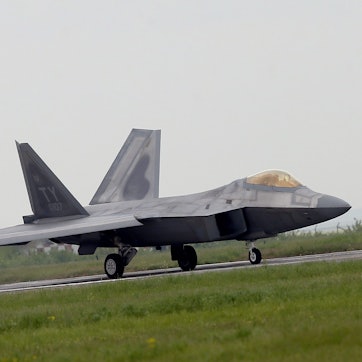 Ein Kampfjet „F22 Raptor“ auf einer Militärbasis der US-Armee.