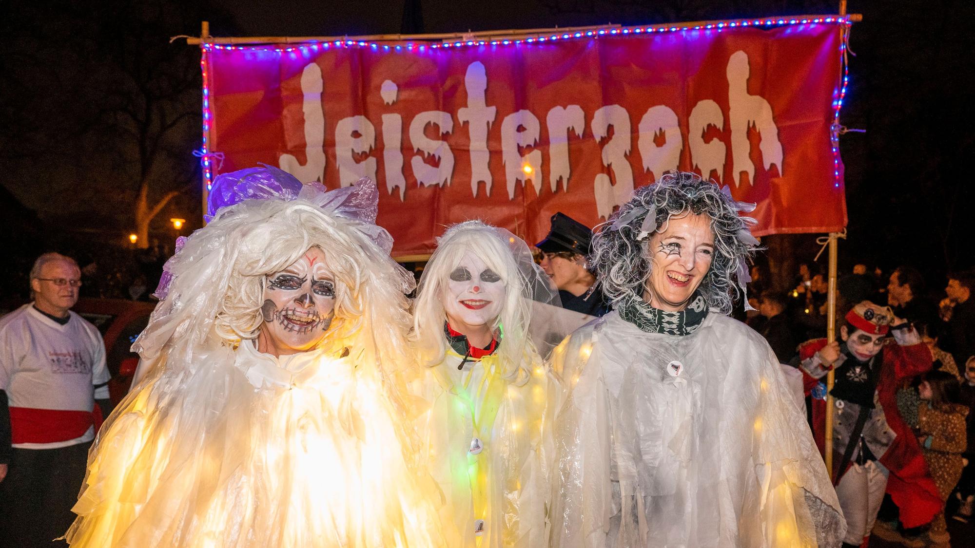 Kostümierte Jecke beim Geisterzug.