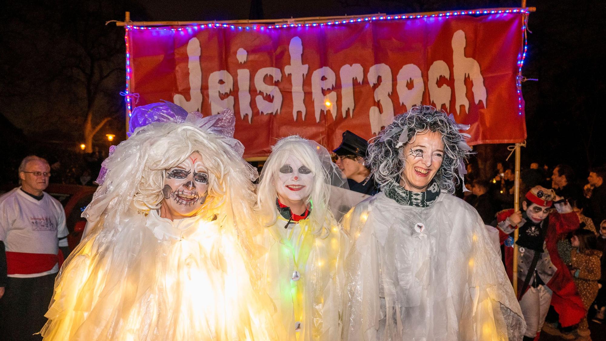 Kostümierte Jecken beim Geisterzug.
