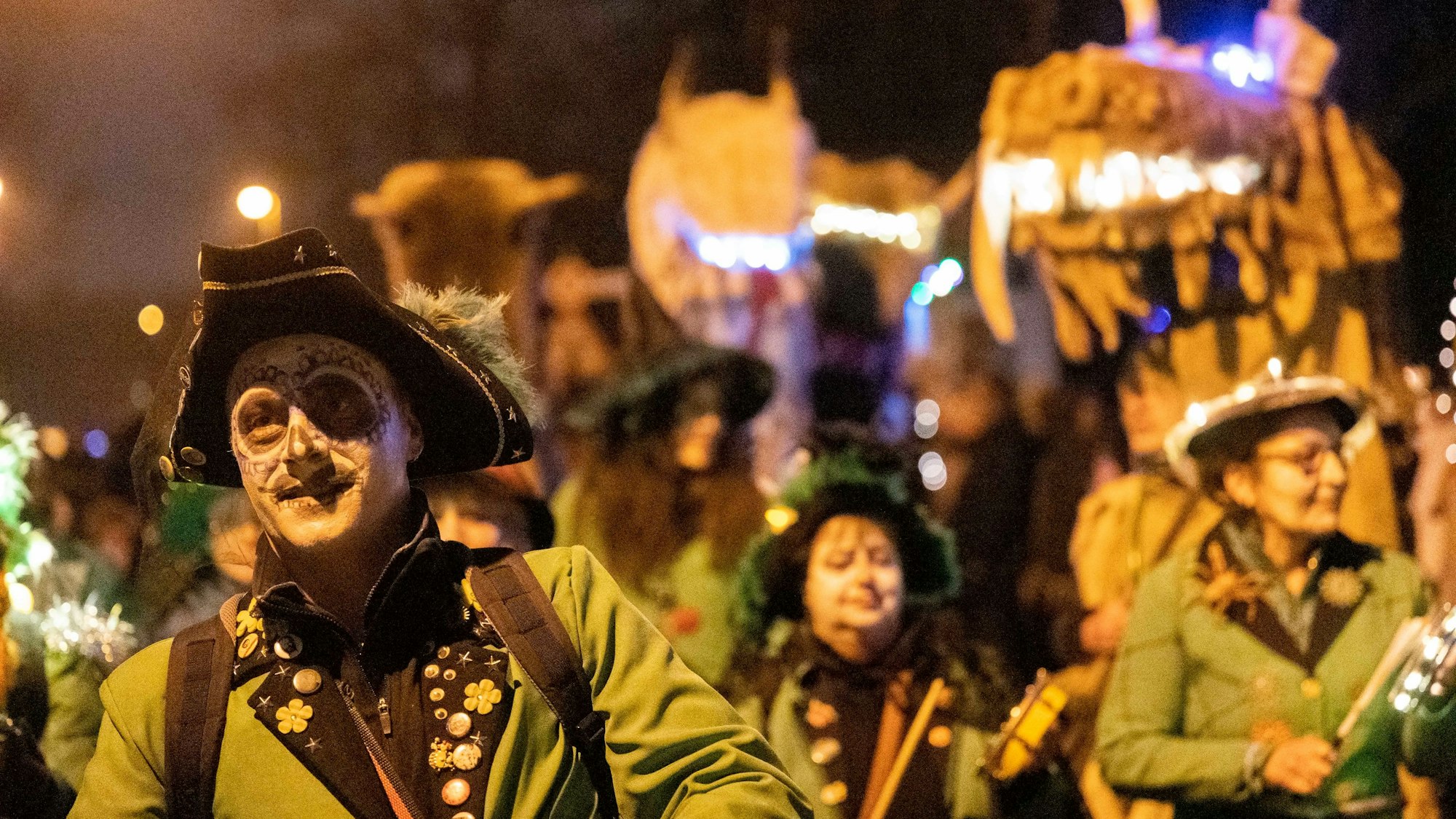 Im Vordergrund ist ein kostümierter Mann im Piraten-Kostüm.