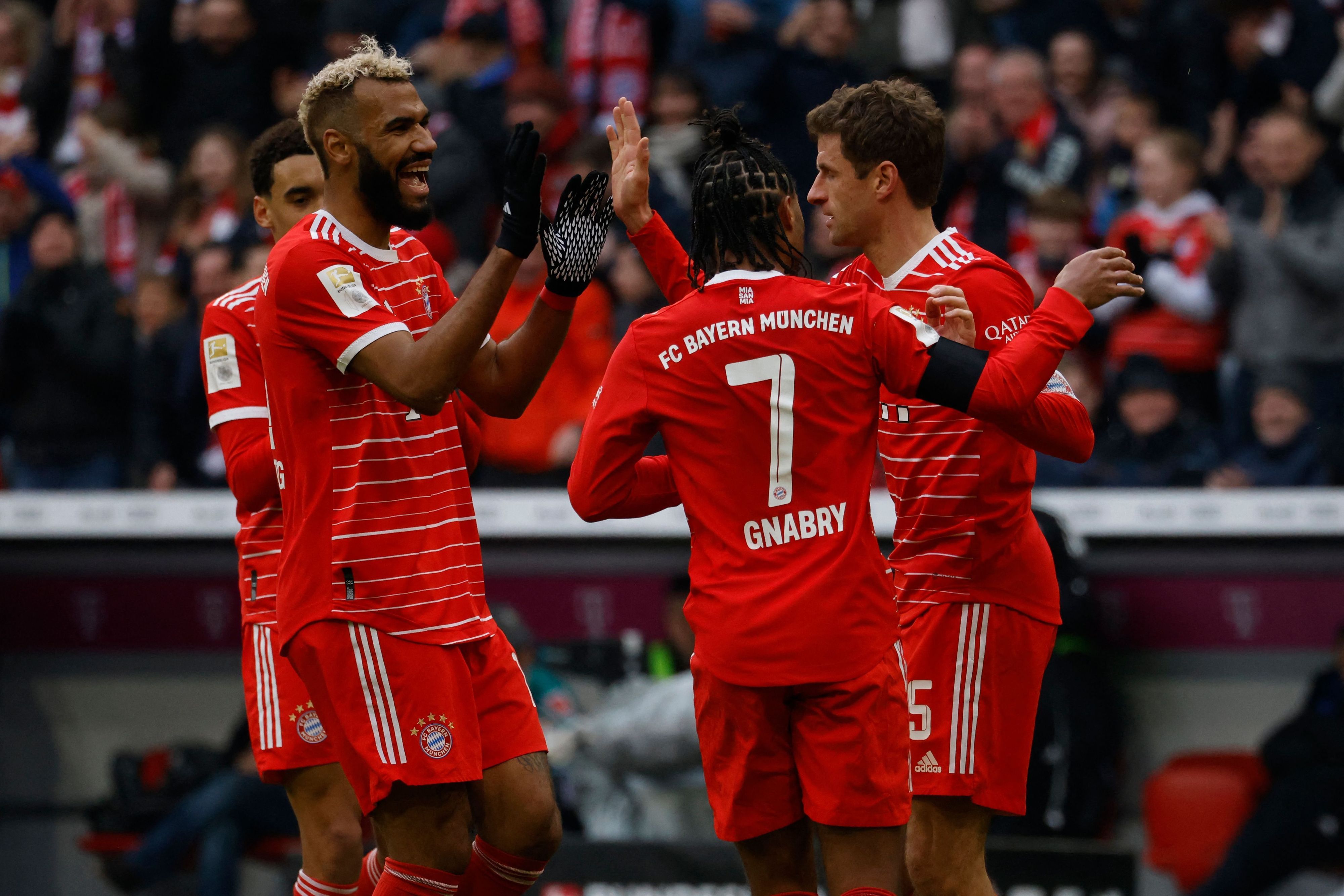 Spieler des FC Bayern München jubeln gemeinsam