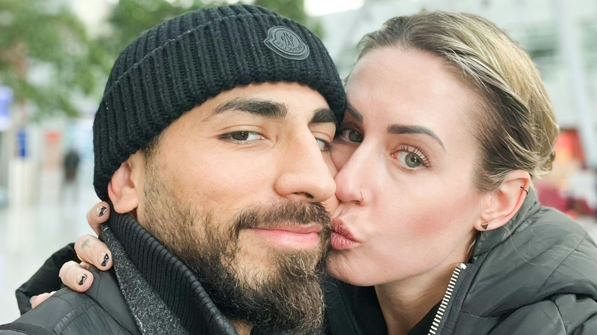 Alina und Murat beim Abschied am Düsseldorfer Flughafen.
