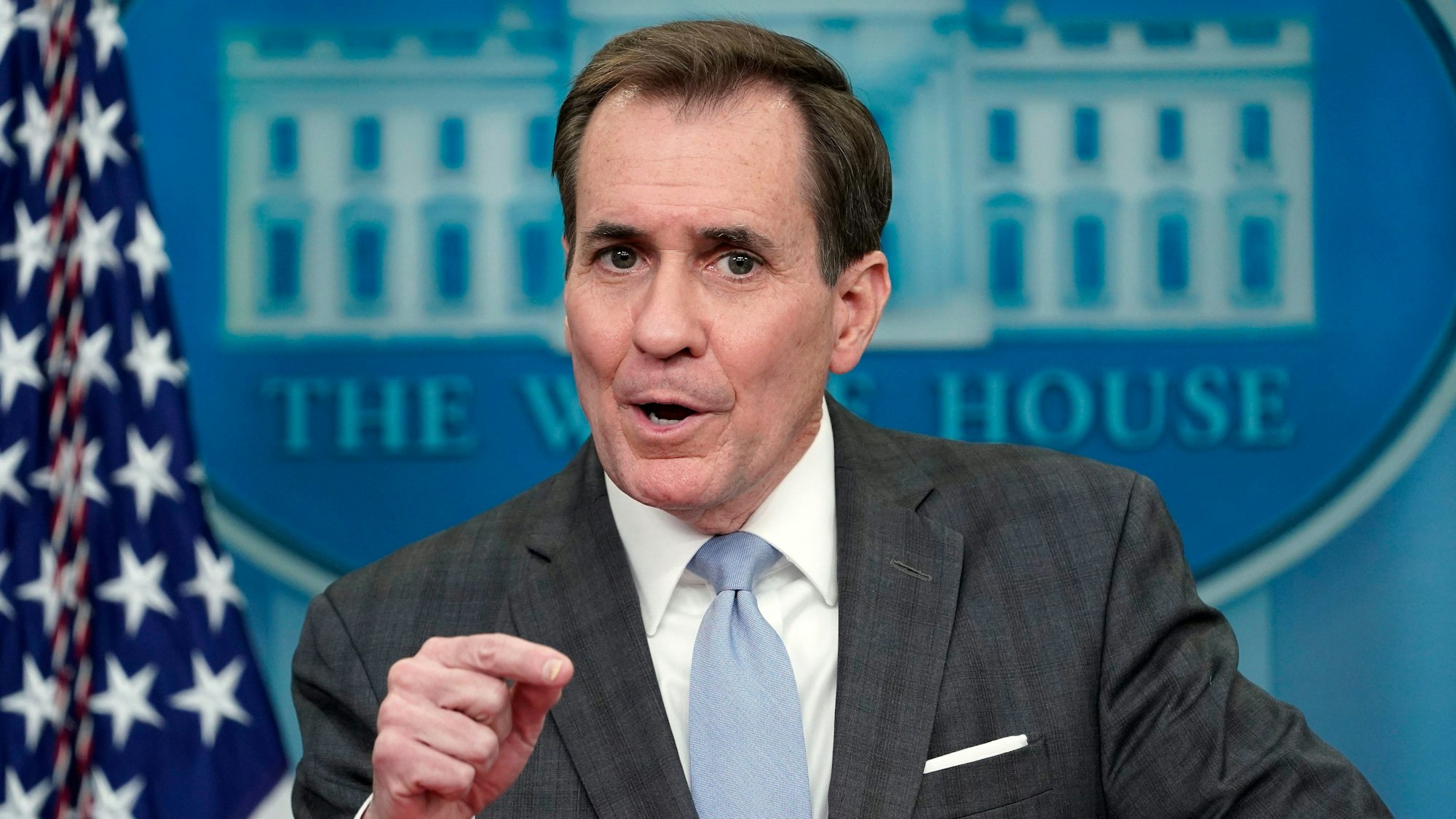 John Kirby, Sprecher des Nationalen Sicherheitsrats, bei einer Pressekonferenz zum „unbekannten Flugobjekt“ über Alaska.