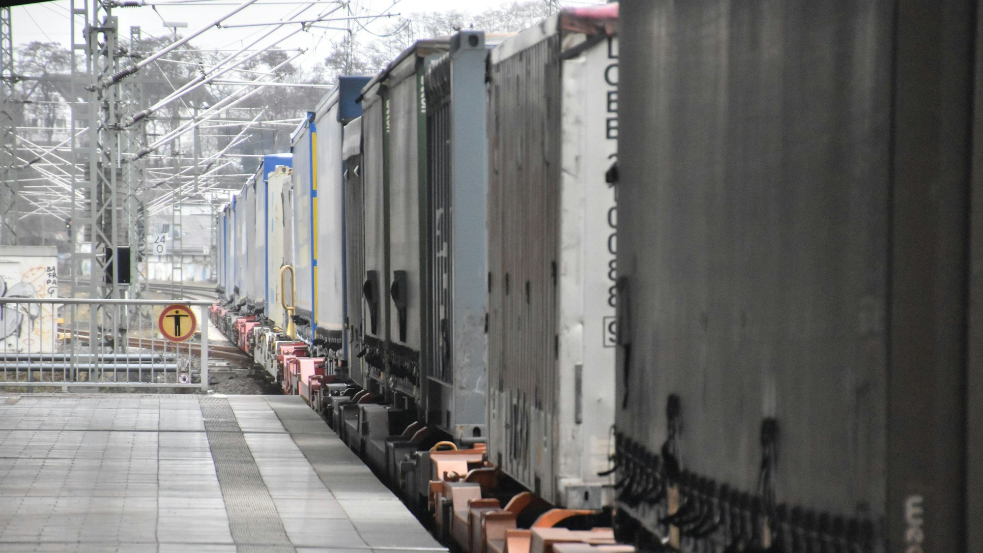 Ein Güterzug im Bahnhof Siegburg