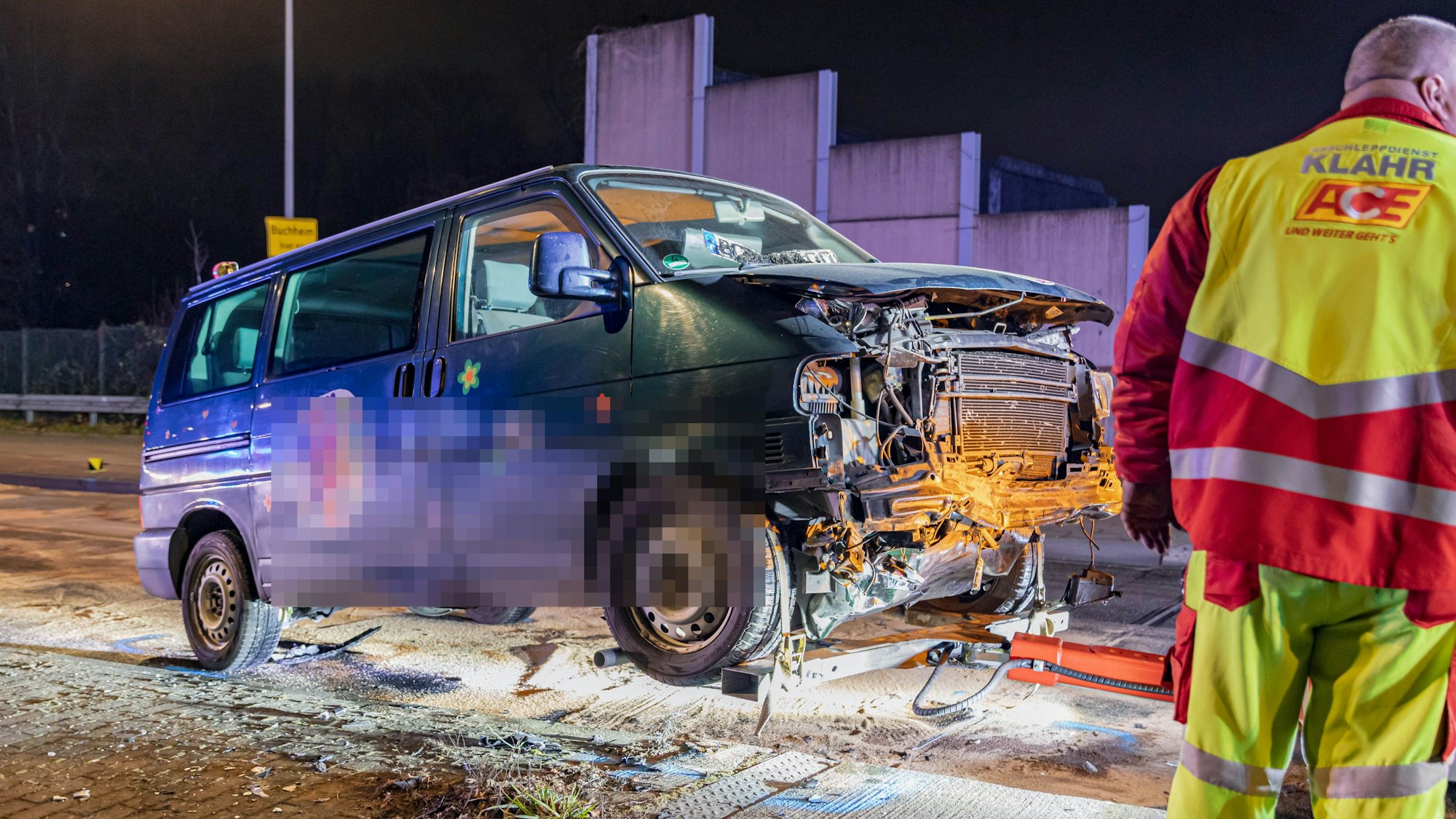 Eines der beteiligten Fahrzeuge wird nach dem Unfall auf der Bergisch Gladbacher Straße in Köln-Buchheim abgeschleppt.