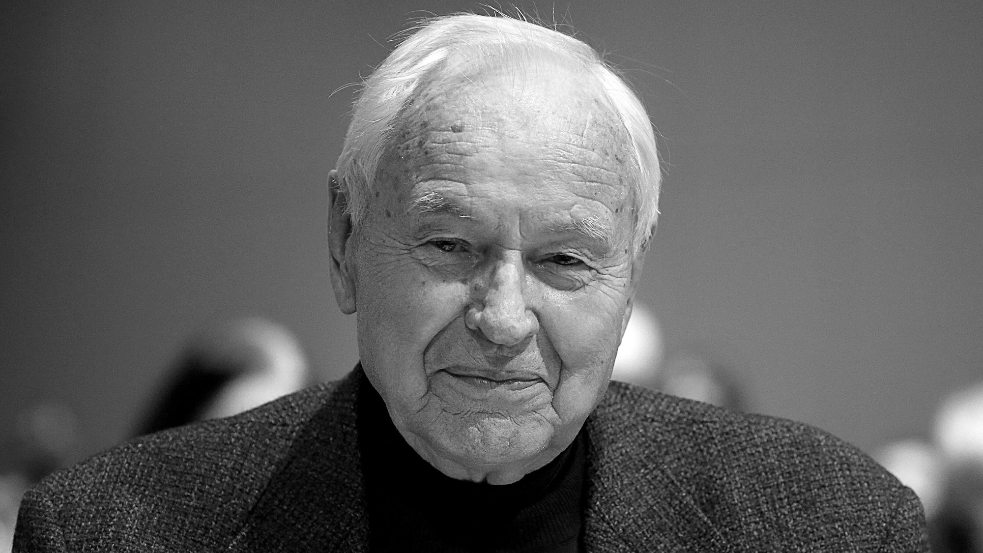 Hans Modrow mit Anzug.