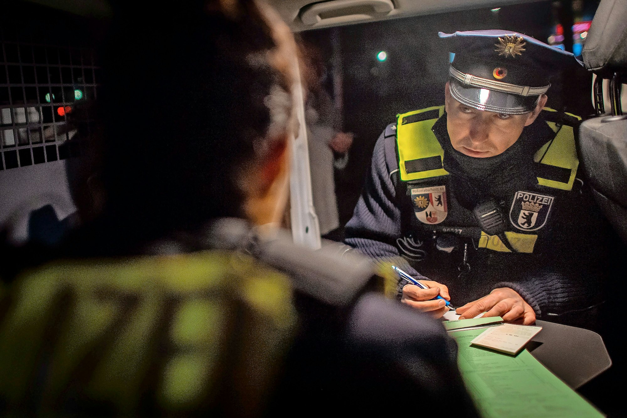 Michael K. (36), Polizeioberkommissar und Juliane W. (36), Polizeimeisterin, aus dem Abschnitt 48 der Polizeidirektion 4 in Berlin