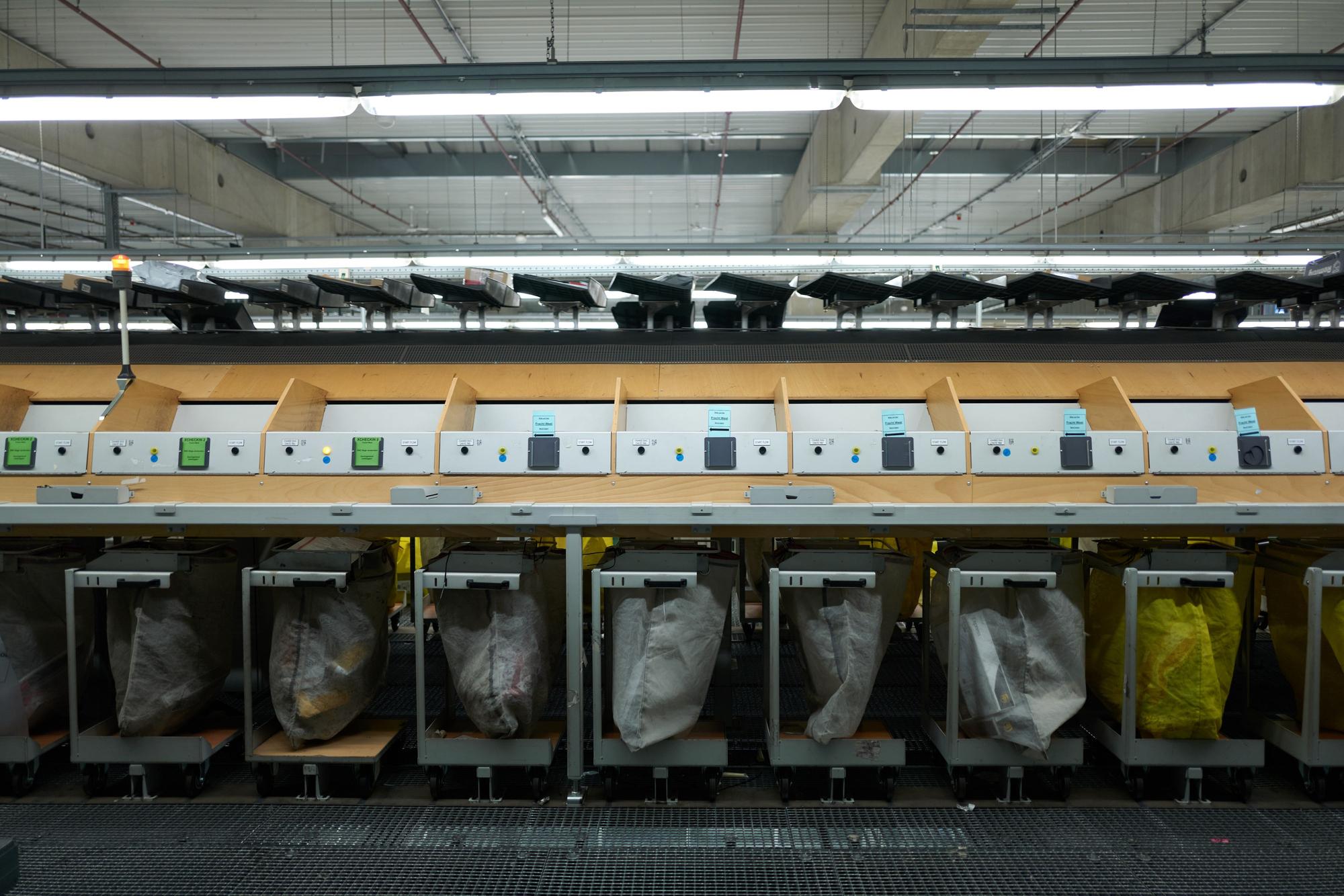 In der Sortieranlage von UPS werden Kleinpakete in Säcke gekippt.