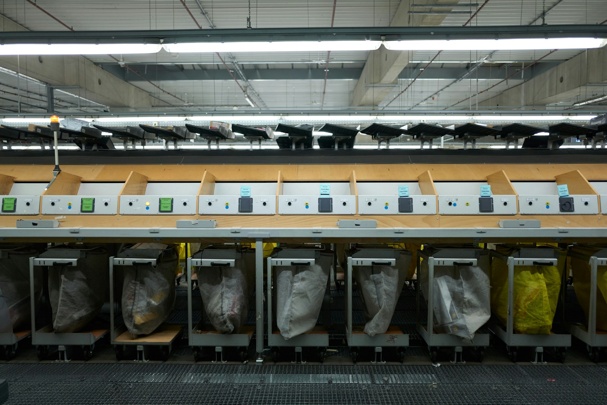 In der Sortieranlage von UPS werden Kleinpakete in Säcke gekippt.
