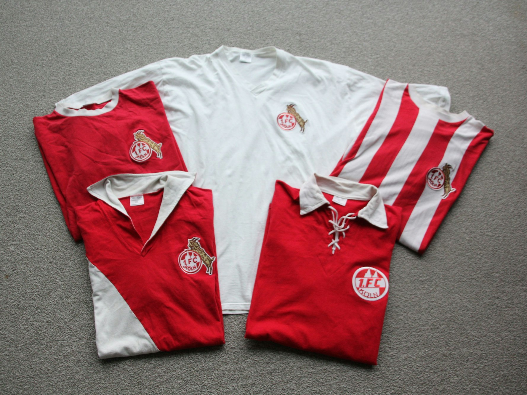 Verschiedene Trikot-Modelle, die den originalen aus der Vergangenheit nachempfunden sind. Mit und ohne Geißbock, ganz in Weiß und Rot-Weiß.