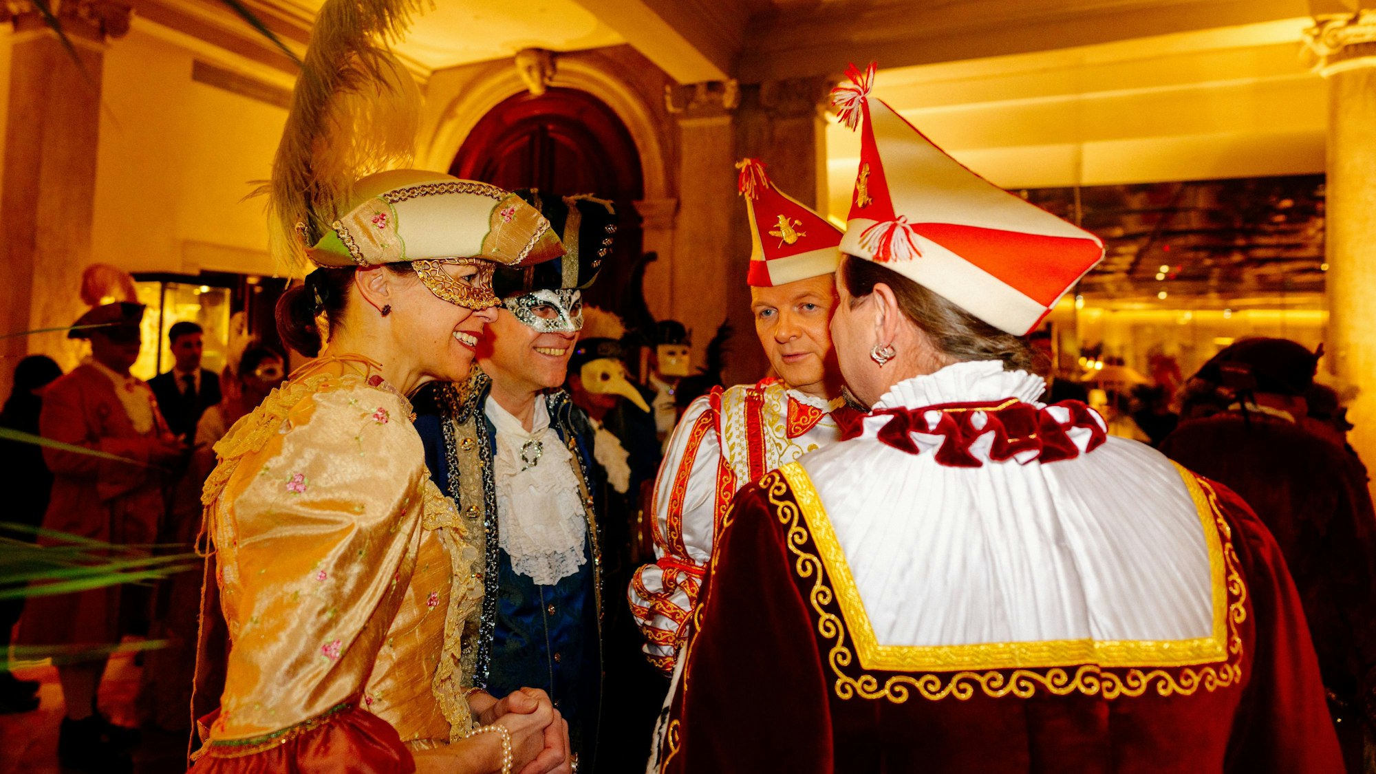 Prinz Boris I. (Boris Müller) vertieft in ein Gespräch.