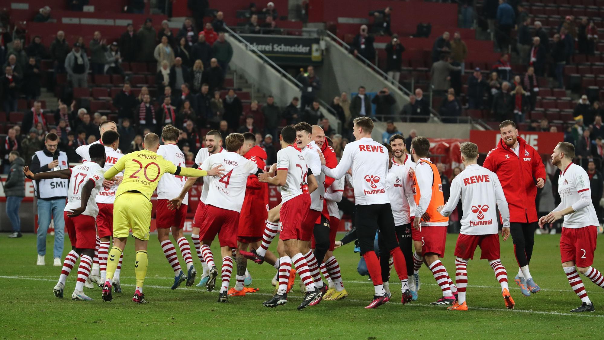 Die Mannschaft des 1. FC Köln tanzt vor der Südtribüne.