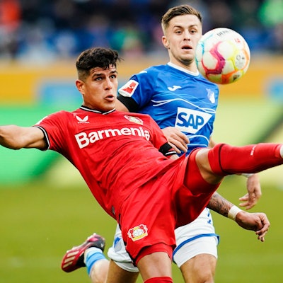 Leverkusens Piero Hincapie (vorne) im Duell mit Hoffenheims Christoph Baumgartner