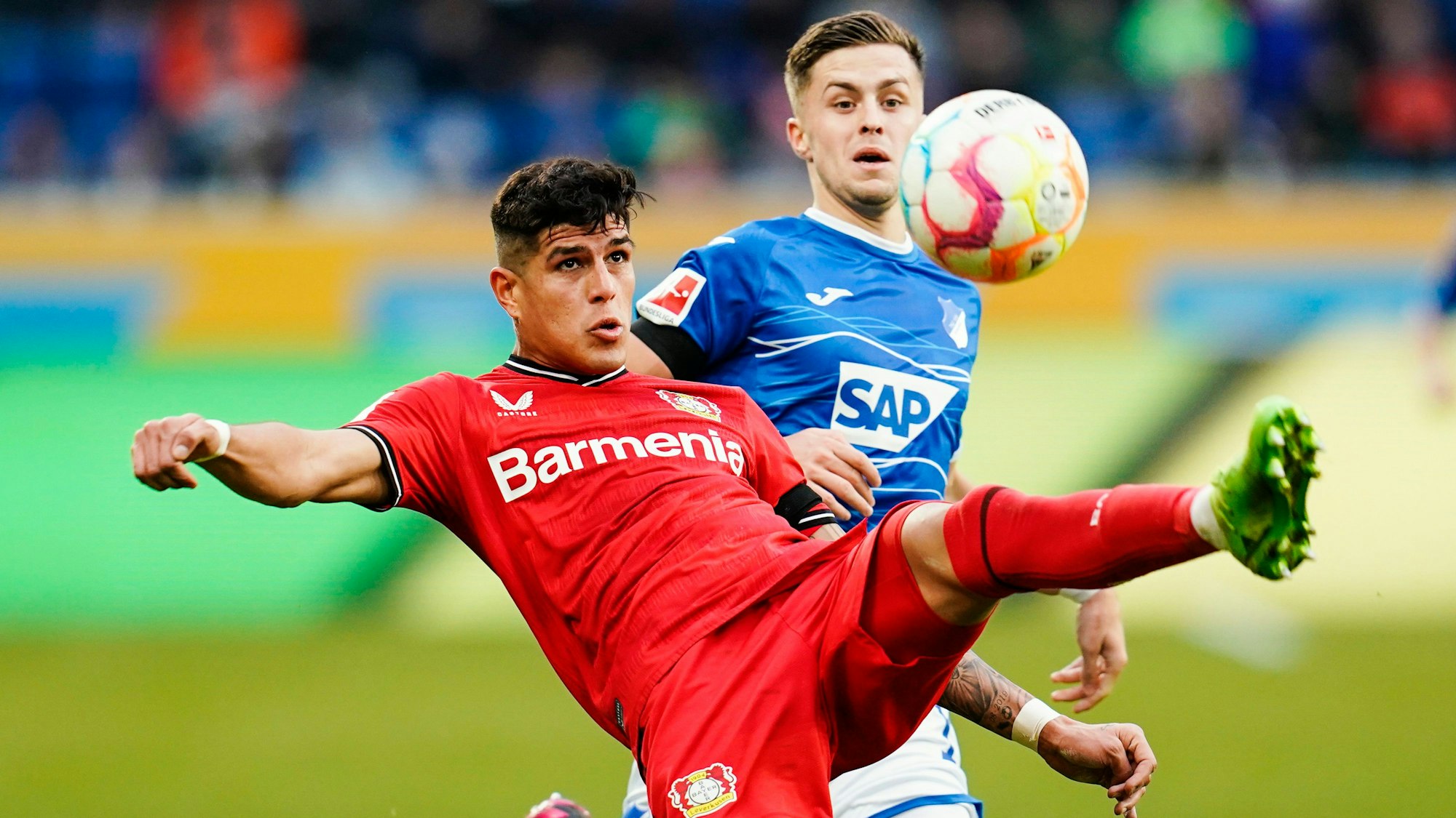 Leverkusens Piero Hincapie (vorne) im Duell mit Hoffenheims Christoph Baumgartner