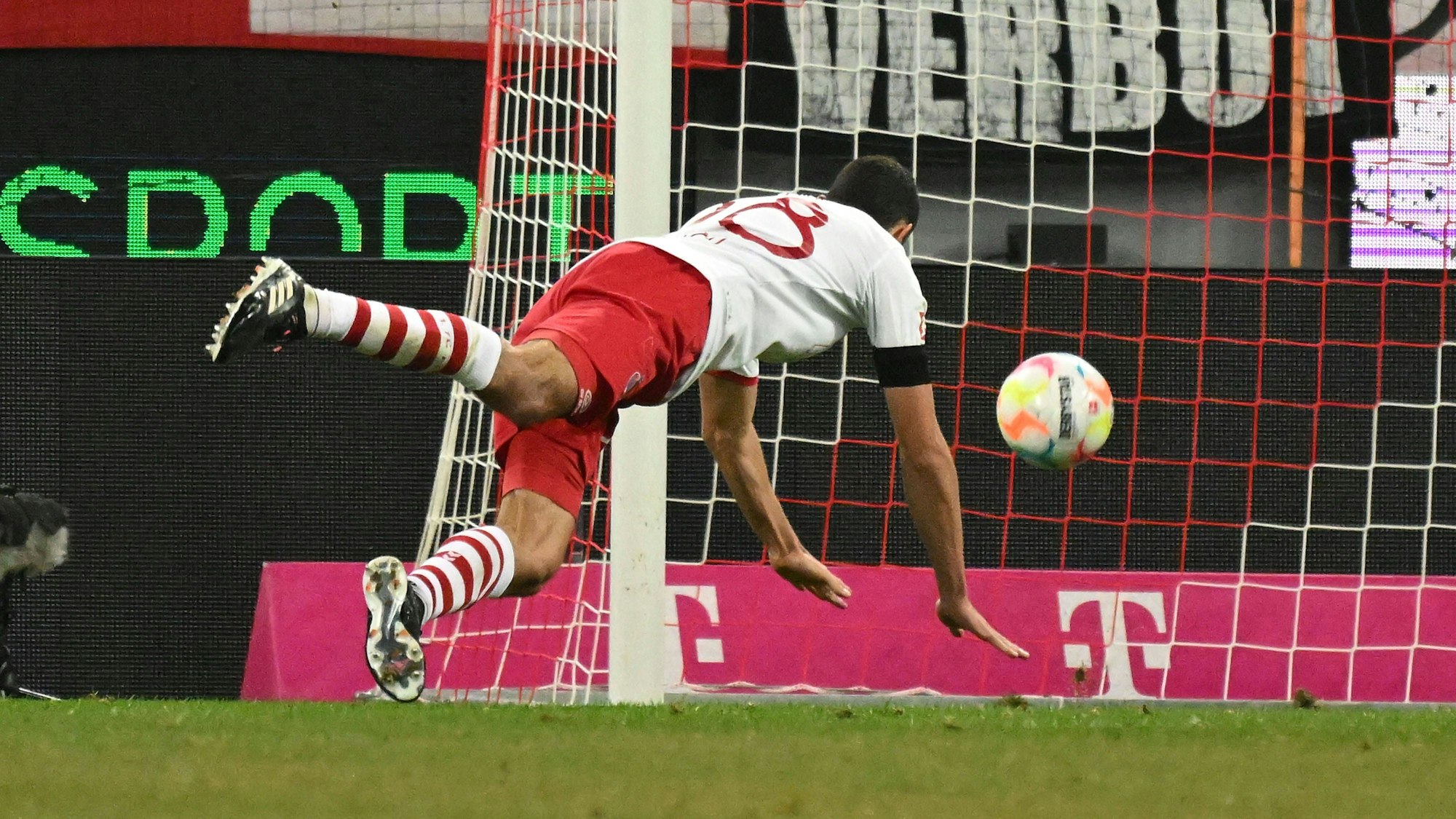 Ellyes Skhiri trifft per Kopfball zum 2:0
