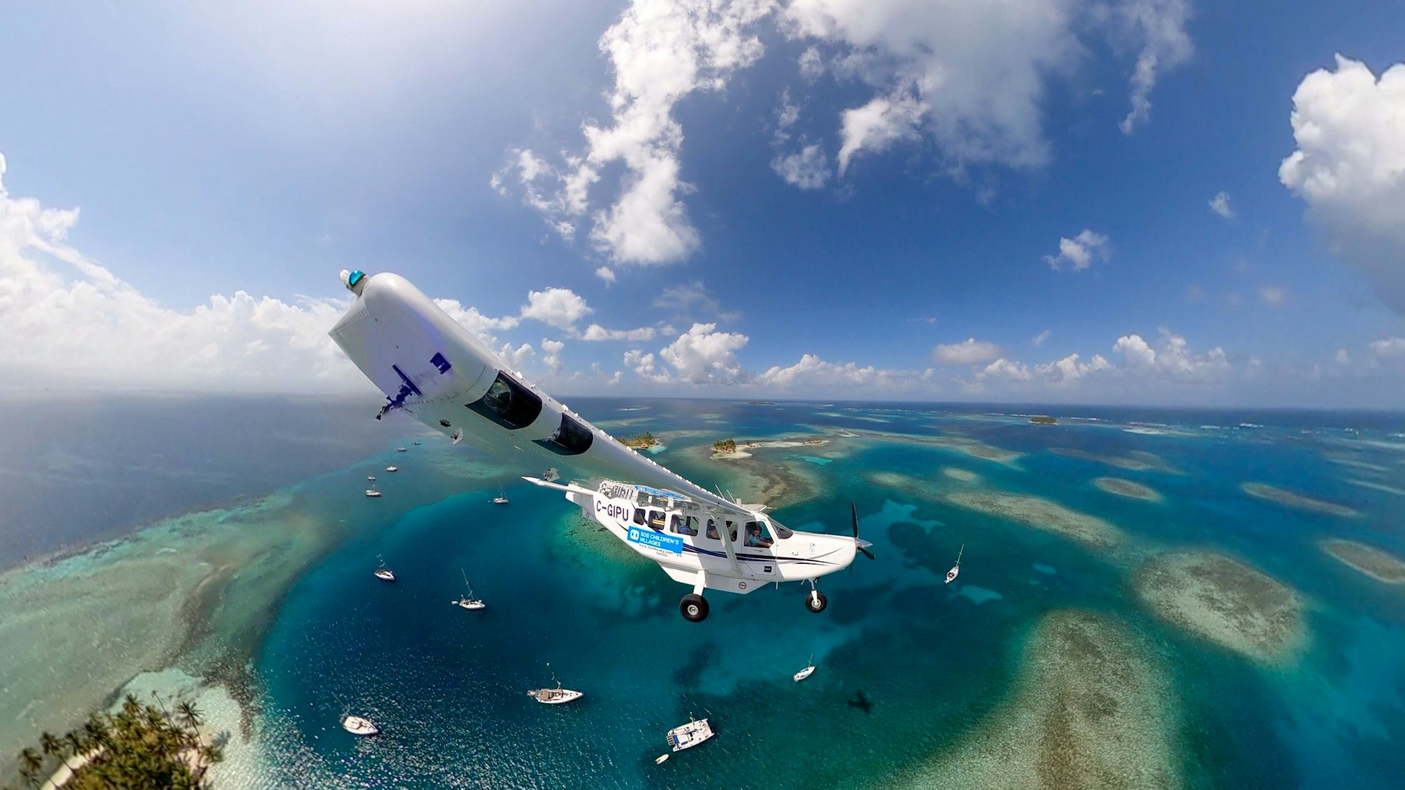 Familie Porter fliegt mit ihrem Leichtflugzeug über eine Inselgruppe.