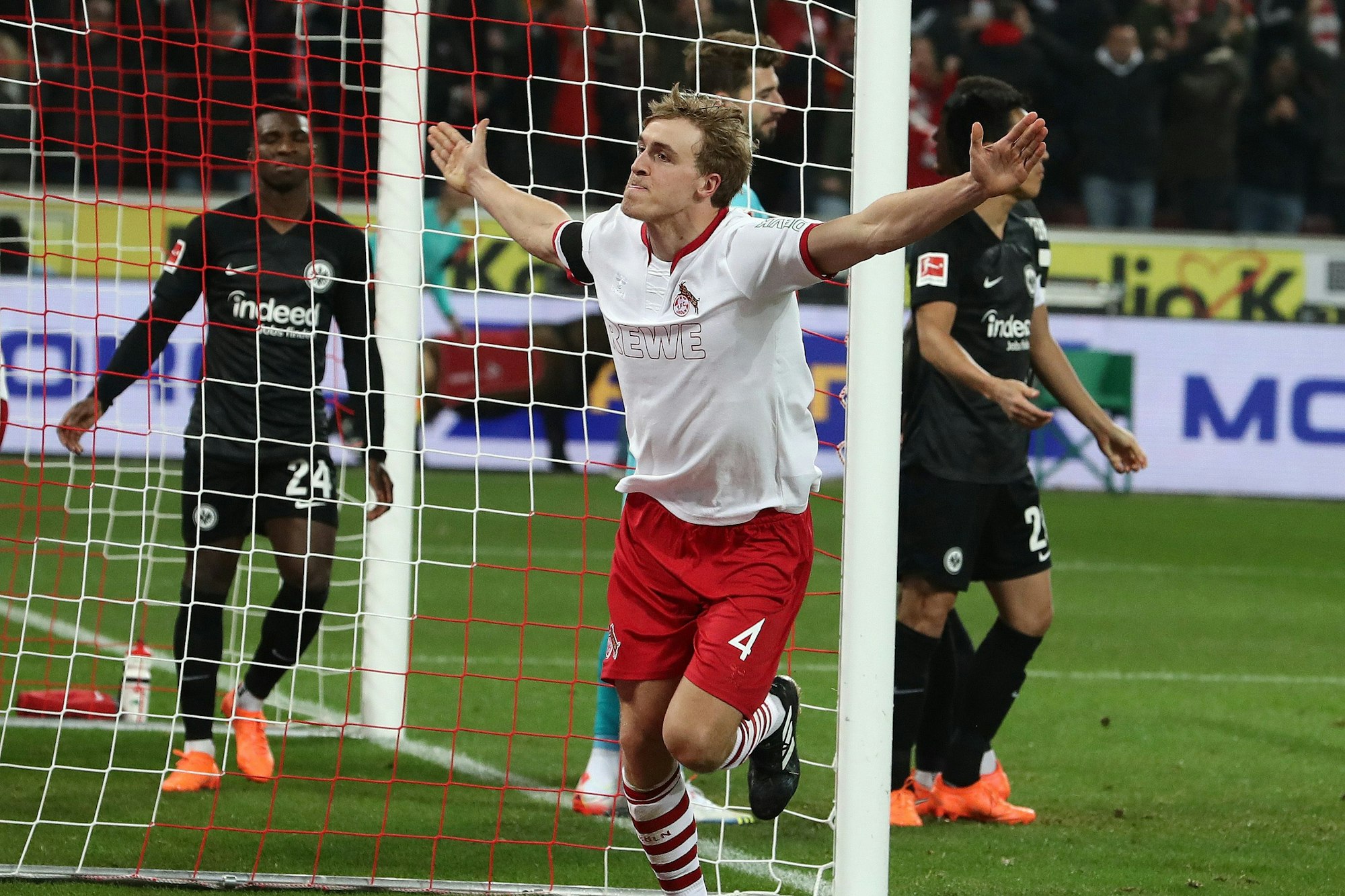 Timo Hübers jubelt nach seinem Treffer zum 1:0.