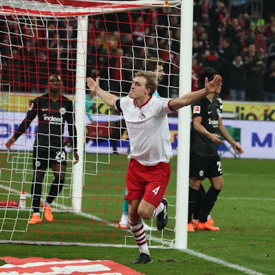 Timo Hübers bejubelt seinen Führungstreffer.