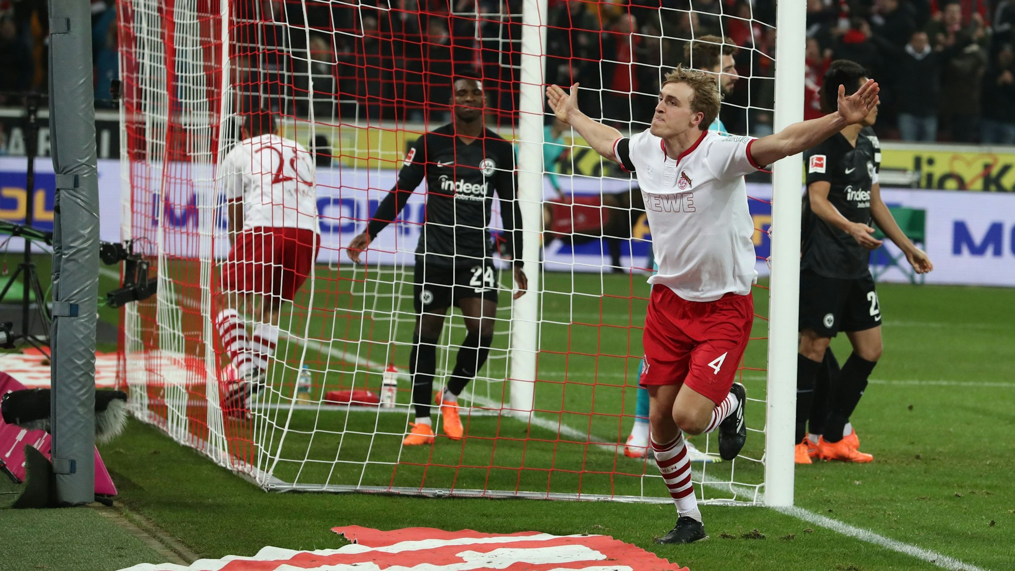 Timo Hübers bejubelt seinen Führungstreffer.
