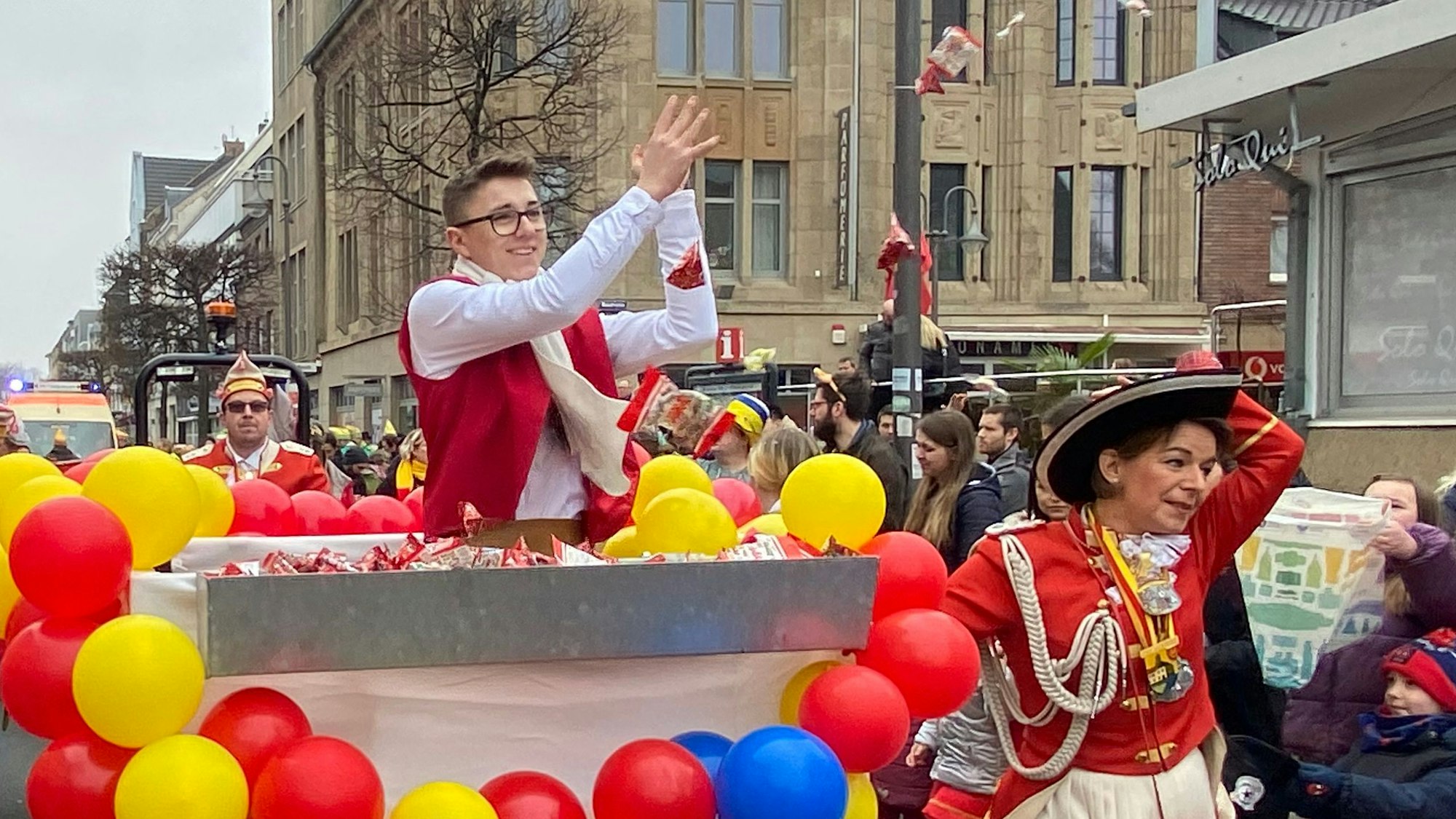 Im Kinderzug wirft Küfer Joos Tews
viele Kamelle.